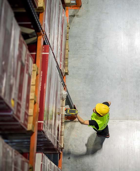 Magazijnmedewerker verzamelt orders met een rugged handheld, ondersteund door industri&euml;le mobility-oplossingen van TRG